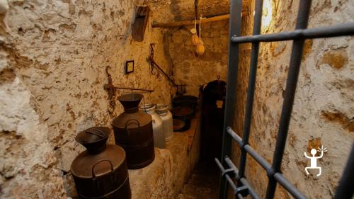 Grotte per invecchiamento formaggio artigianale a Vico Equense in Campania per esperienza di team building