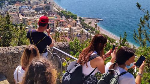 Attività per famiglie in campania con visita guidata e degustazione al sentiero dei limoni 