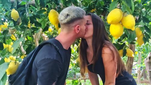 Turisti si baciano durante esperienza sul sentiero dei limoni in Campania