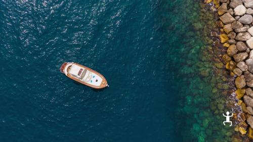 Tour privato in gozzo a Capri con vista sui Faraglioni, soste bagno e snorkeling, ideale per coppie, famiglie e gruppi di amici