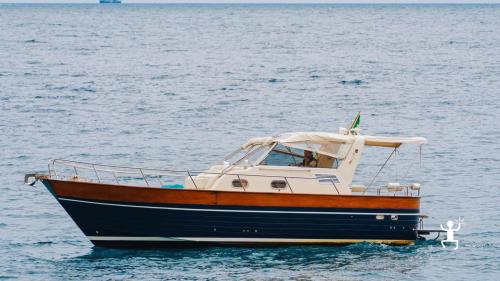 Esperienza in barca a Capri tra snorkeling, acque turchesi e grotte spettacolari, ideale per gruppi di amici in Campania