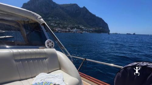 Navigazione privata tra i Faraglioni di Capri e le grotte marine dell’isola, ideale per addii al nubilato in Campania