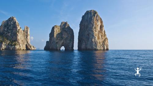 Tour in barca a Capri con visita ai Faraglioni, Grotta Bianca e Grotta Verde perfetto per coppie e idee regalo in Campania