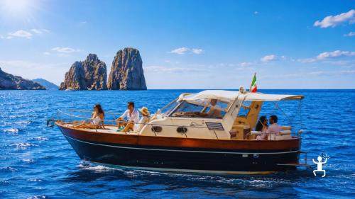 Esperienza esclusiva a Capri in gozzo privato con snorkeling e panorami per coppie, famiglie e gruppi