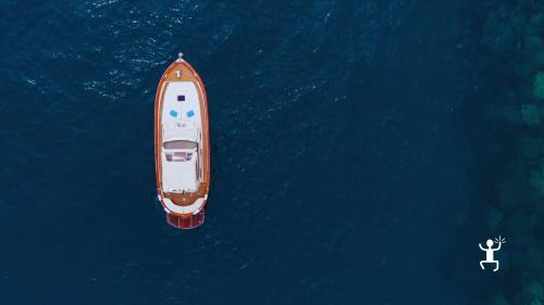Esperienza a bordo di un elegante gozzo a Capri con snorkeling e relax perfetta per coppie e famiglie in vacanza