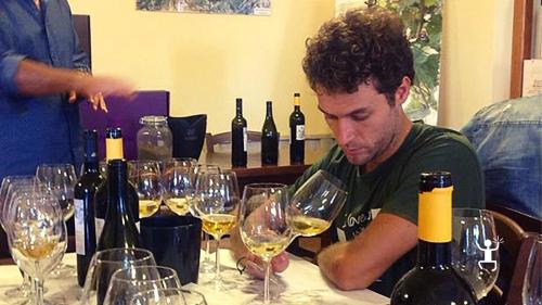 Assaggio di vini della tradizione locale per esperienza in Campania per gruppi