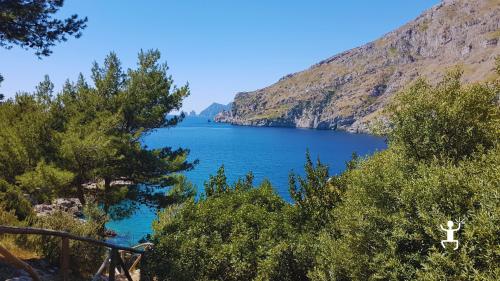 Relax sulla spiaggia di Ieranto dopo un trekking con guida FAI, perfetto per coppie e idee regalo in Campania