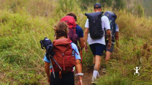 Paysage naturel de la Baie de Ieranto pendant le trekking avec guide FAI, idéal pour les couples, les groupes et le team building en Campanie