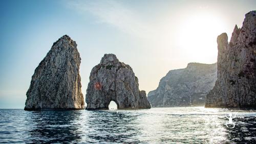 Private Tour nach Capri im Sorrentiner Gozzo – ideal für Team-Building, Junggesellen-/Junggesellinnenabschiede und exklusive Momente