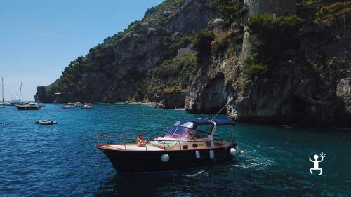 Tour privato con skipper lungo la Costiera Amalfitana, perfetto per gruppi, coppie e idee regalo originali