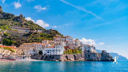 Escursione in barca e tra le stradine di Amalfi, il borgo di Atrani e le spiagge di Positano per esperienze romantiche o di gruppo