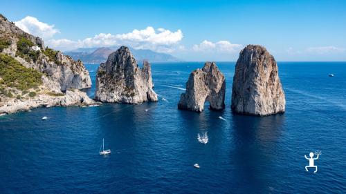 Tour in barca ai Faraglioni e Li Galli con sosta bagno, perfetto per addii al celibato e gruppi in Campania