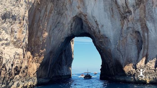 Sosta a Marina Grande e tempo libero a Capri con tour privato in barca, ideale per gruppi e team building