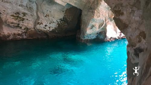 Tour in barca esclusivo vicino ai Faraglioni e alla Grotta Azzurra di Capri, perfetto per coppie e addii al nubilato