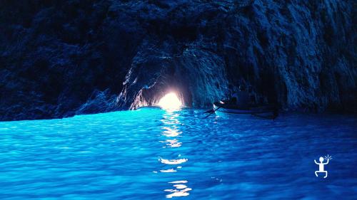 Tour condiviso in barca con sosta alla Grotta Azzurra di Capri, perfetto per esplorare la Campania dal mare