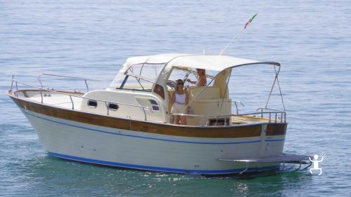 Giornata in gozzo con vista sui Faraglioni, tempo libero a Capri e bagno a Li Galli, ideale per gruppi e amici