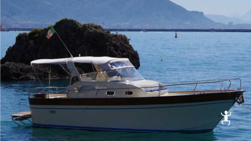 Crociera privata tra Capri e Li Galli, ideale per coppie e idee regalo romantiche alla scoperta della Campania