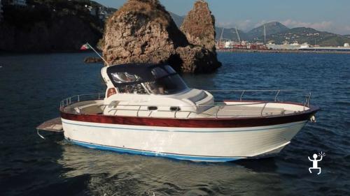 Da Salerno a Capri passando per Punta Campanella: una giornata esclusiva in barca per coppie, gruppi e team building