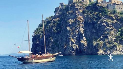 Esperienza per gruppi ad Ischia in Campania con tour e pranzo in barca a vela o motore