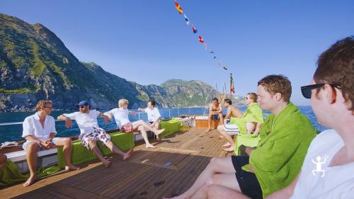 Unforgettable bachelor/bachelorette party in Ischia, with private navigation and lunch on board, ideal for groups and friends in Campania
