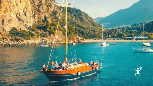 Esperienza in Campania per addio al nubilato e celibato con giro in barca a Ischia di un giorno pranzo incluso