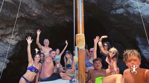Tour giornaliero in gruppo a Ischia pranzo completo a bordo ed esperienza di relax e cucina al mare in Campania