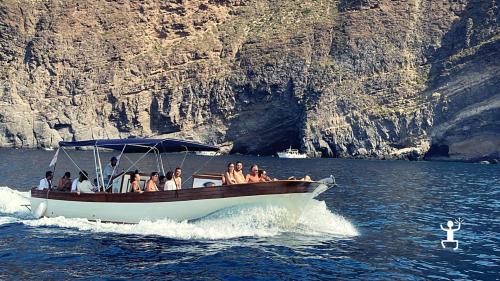 Esperienza in Campania a Ischia con animazione giro in barca pasto e bevande comprese per addio al nubilato e celibato in estate
