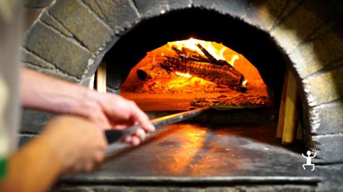 Cours sur la recette de la vraie pizza à Naples, parfait pour une expérience en couple en Campanie