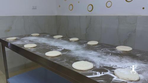 Expérience pizza à Naples avec façonnage de la pâte, idéale pour couples, groupes et team building en Campanie
