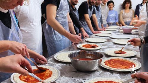 Cours de cuisine avec pizzaiolo à Naples, idéal pour groupes, couples, team building et EVG à la découverte de la pizza napolitaine