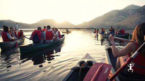 Escursione con amici e famiglia in canoa al tramonto nel parco regionale del Matese in Campania 