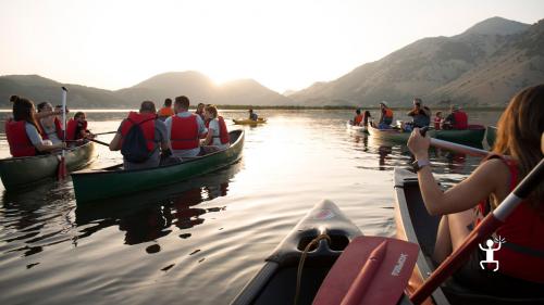 giro in canoa sul lago matese di gruppo per esperienza di team building in Campania