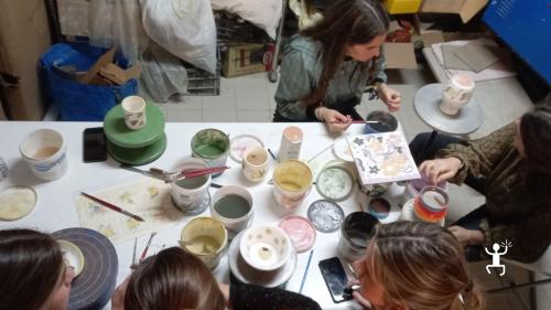 Laboratorio creativo di ceramica a Vietri sul Mare in Campania, esperienza di gruppo ideale per team building aziendale