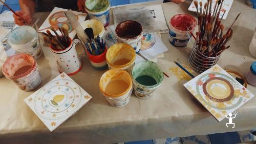 Laboratorio di decorazione di maioliche vietresi a Vietri sul Mare per famiglie, esperienza creativa e artigianale