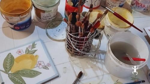 Esperienza creativa di ceramica vietrese in Costiera Amalfitana per famiglie e idee regalo, laboratorio di decorazione a mano