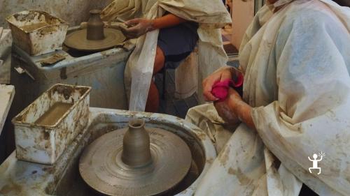 Esperienza di ceramica con tornio a Vietri sul Mare pensata per piccoli gruppi per scoprire la lavorazione artigianale dell’argilla