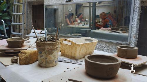 Laboratorio di ceramica a Vietri sul Mare pensato per famiglie che desiderano scoprire la lavorazione dell’argilla 