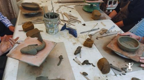 Attività artigianale di ceramica vietrese ideale per piccoli gruppi interessati a esperienze culturali in Campania