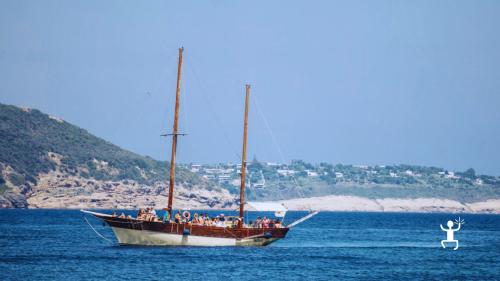 Exclusive sailing experience in Ischia for couples and groups – moonlight dinner, night swim, and stunning coastal view