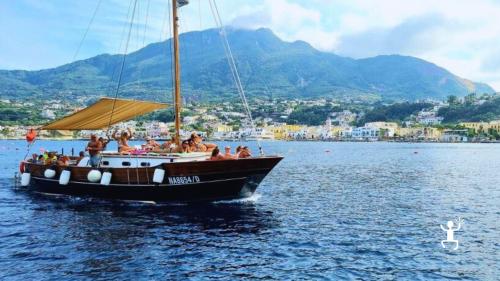 Sailing dinner for groups in Ischia with local food and unique ambiance