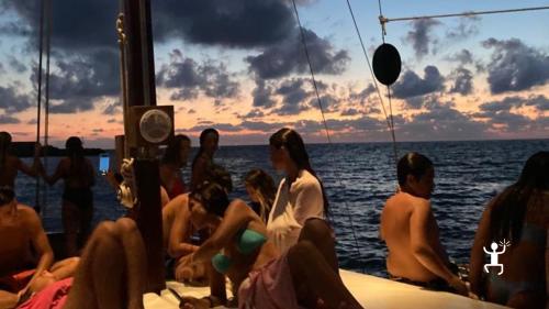 Dinner on a sailboat with midnight swim, perfect for bachelor and bachelorette parties in Campania