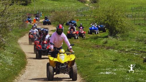 Quad in Bewegung auf unbefestigten Wegen in der Nähe des Laceno-Sees – Abenteuer ideal für Paare und Gruppen in Kampanien