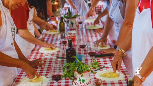 Teilnehmer am Pizza-Napolitana-Kochkurs in Sorrent, Kampanien, mit frischen Zutaten, ideal für Familien und Gruppen